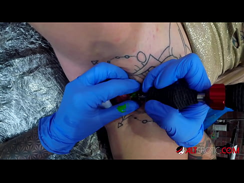 ❤️ Надзвичайно татуована красуня Саллі Севідж зробила татуювання на кліторі ️ Чортове відео  на порно uk.sextoysformen.xyz ❌❤